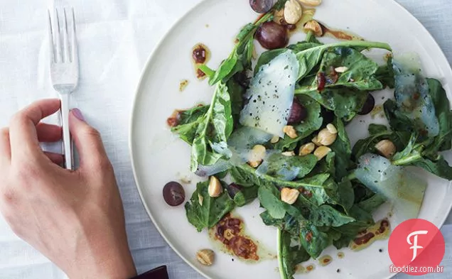 Salada de rúcula, Uva e amêndoa com vinagrete Saba