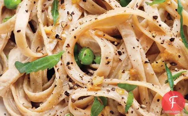 Fettuccine cremoso com ervilhas e manjericão