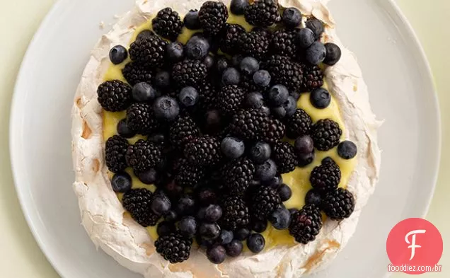 Pavlova com coalhada de limão e bagas