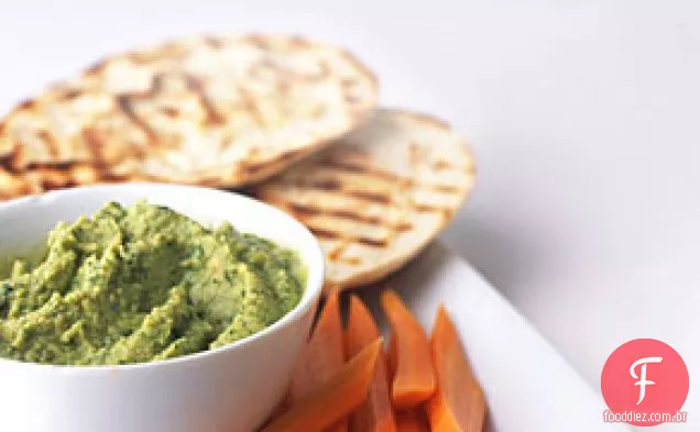 Molho de coentro de grão de bico com Pita grelhada e palitos de cenoura
