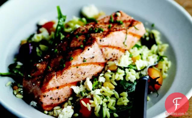 Salmão grelhado com Orzo, Feta e vinagrete de Vinho Tinto