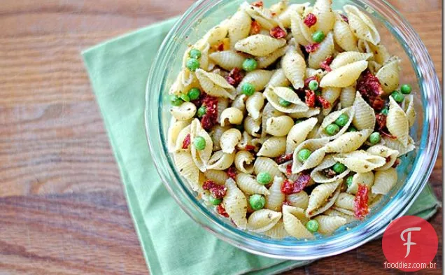 Cascas Com Pesto, Ervilhas E Tomates Secos Ao Sol