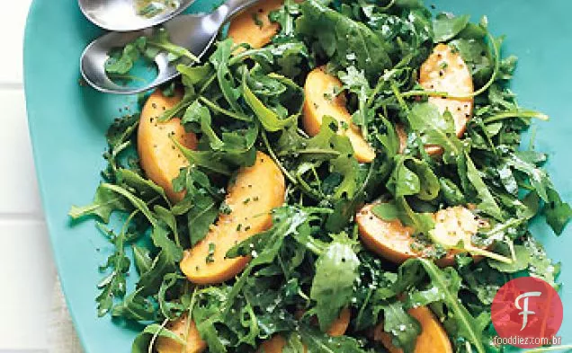 Salada de rúcula e pêssego com vinagrete cremoso de Cebolinha