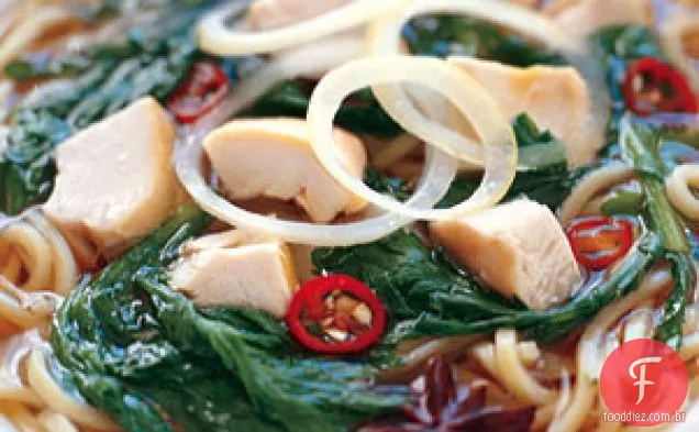 Sopa de macarrão de frango assado com crisântemo