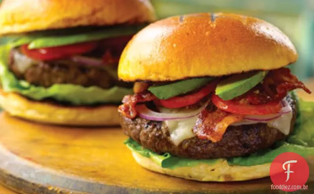 Bacon hambúrgueres Suíços com tomate e abacate