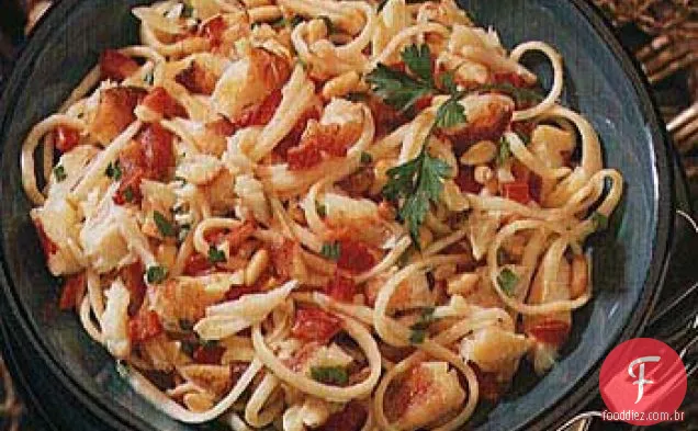 Linguine Garlicky com caranguejo, pimentão vermelho e pinhões