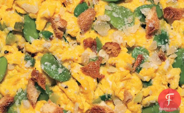 Ovos mexidos com alho-poró, feijão Fava, pão ralado crocante e Parmesão