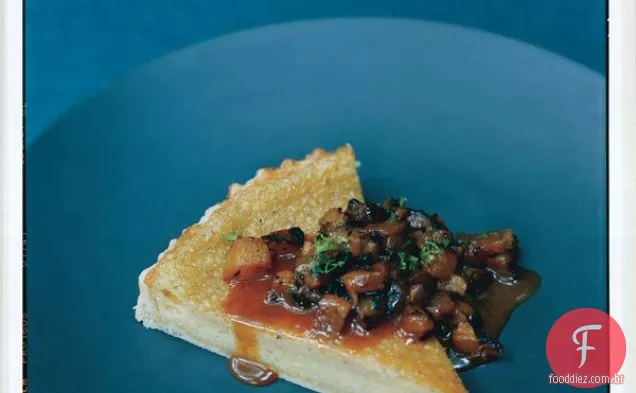 Torta de xadrez com molho de abacaxi enegrecido e molho de caramelo