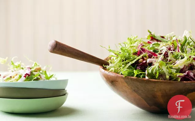 Salada de Frisée, Radicchio e erva-doce com vinagrete de mostarda