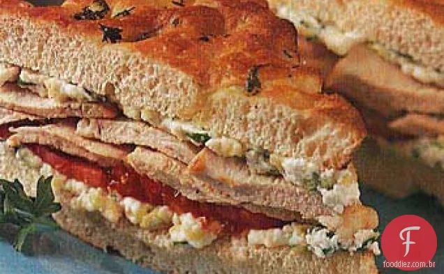 Frango assado, abobrinha e sanduíches de ricota em Focaccia