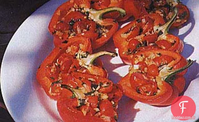 Pimentos assados recheados com tomate cereja, cebola e manjericão