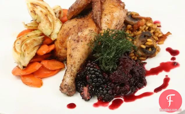 Aves assadas, Bacon de javali e Farro de cogumelos com Erva-Doce assada em panela e cenoura