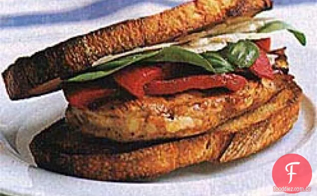 Frango grelhado e sanduíches de pimenta assada