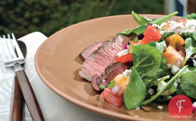 Bife grelhado com pimenta e salada de Verão picada
