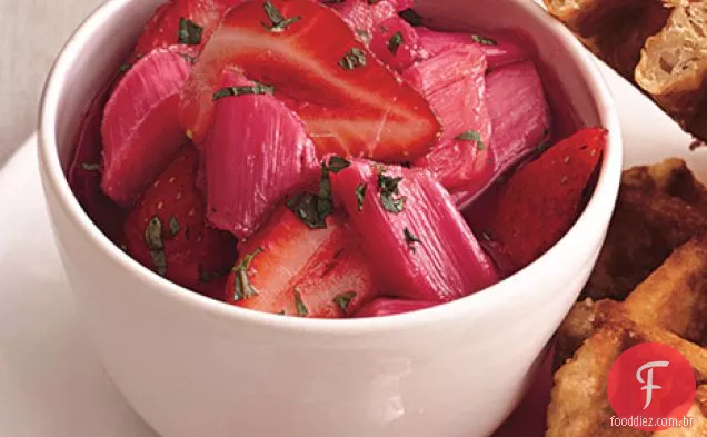 Compota de ruibarbo e morango com hortelã fresca