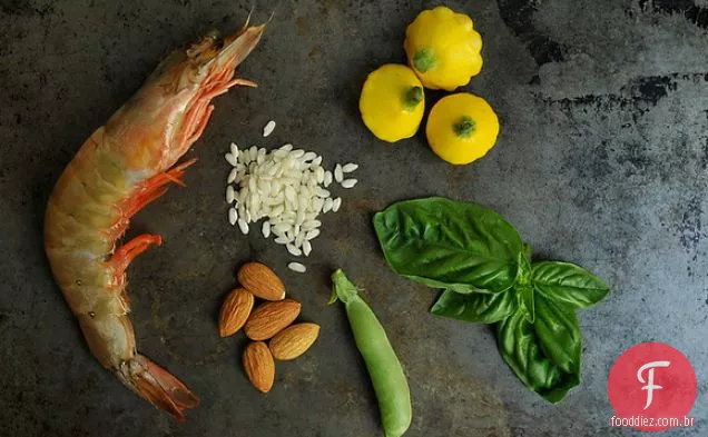 Risoto de ervilha Snap de camarão e açúcar com um Pesto de amêndoa e manjericão