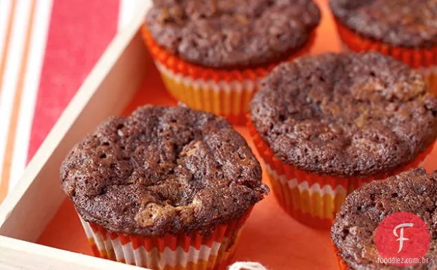 Cupcakes de cacau e cenoura com lascas de Chocolate branco