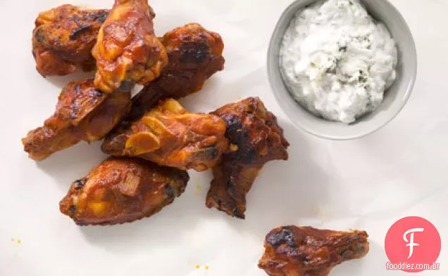 Drumettes de Frango Com Vidro Bourbon com molho de molho de queijo azul