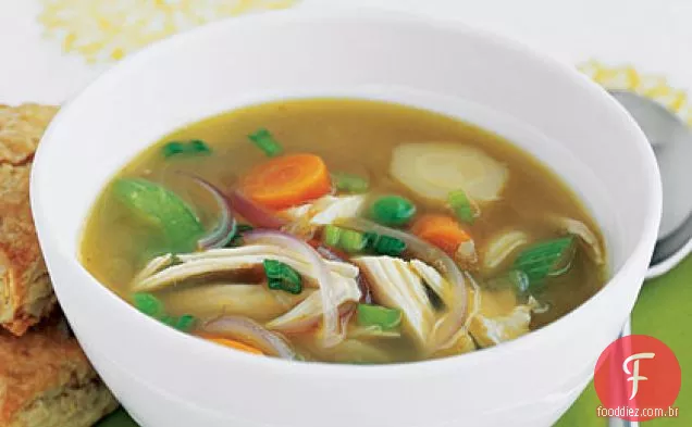 Sopa de galinha de gengibre com legumes