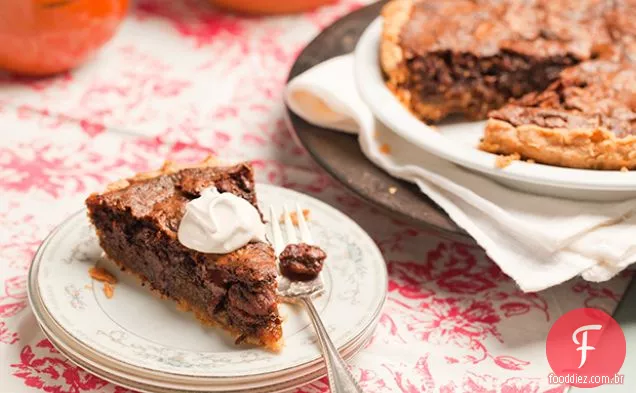 Torta de noz-pecã de chocolate Frontera Grill com chantilly de café