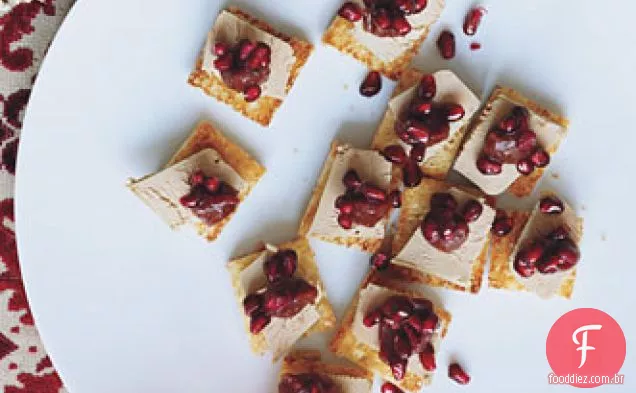 Foie Gras com purê de tâmaras e romã