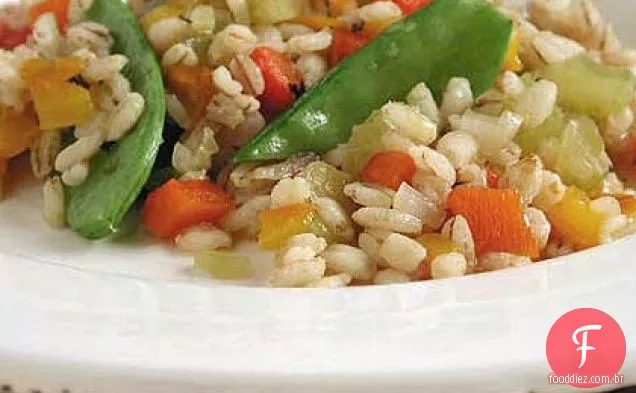 Pilaf de cevada com pimentos torrados e ervilhas