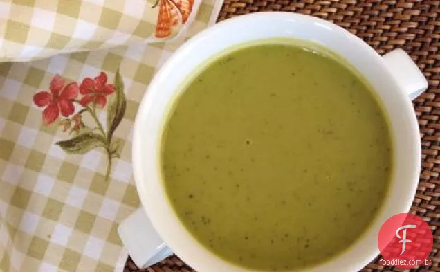 Sopa De Ervilha E Manjericão Da Primavera