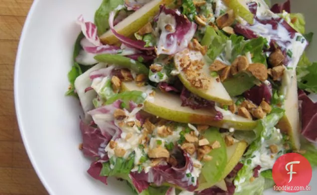 Salada de legumes crocante com peras e molho cremoso de Cheddar