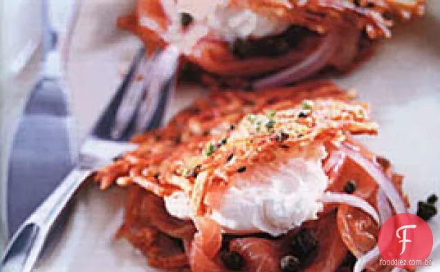 Panqueca de batata com cebolinha e sanduíches de salmão defumado