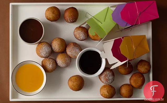 Bomboloni com café expresso de Chocolate, Caramelo de uísque e molhos de Clementina