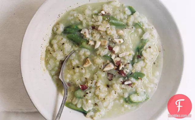 Risoto de cevada com aspargos e avelãs