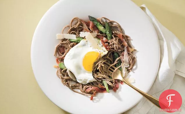 Macarrão Soba coberto de ovo com aspargos e Prosciutto