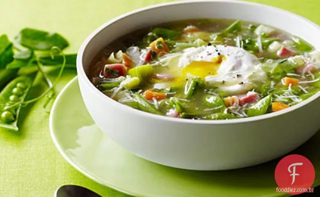 Snap Pea Minestrone com ovos escalfados