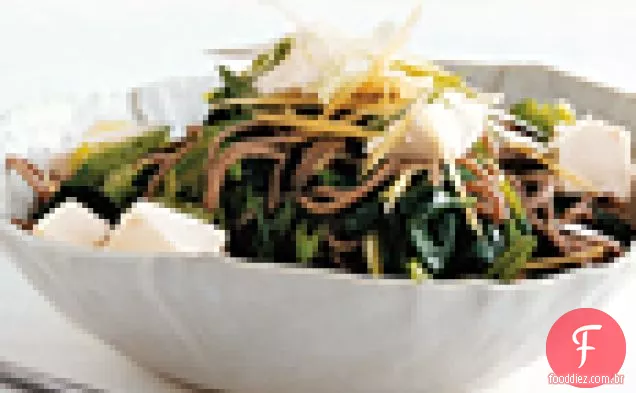 Soba refrigerada com tofu e ervilhas de açúcar