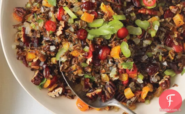 Arroz selvagem, frutas e recheio de nozes