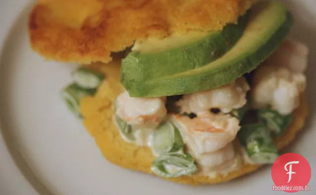 Salada De Camarão E Ervilha Snap Arepas Com Abacate E Limão