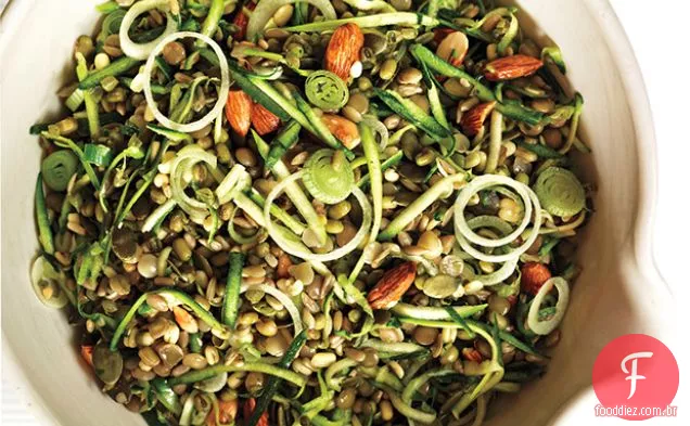 Salada de arroz integral com brotos crocantes e sementes