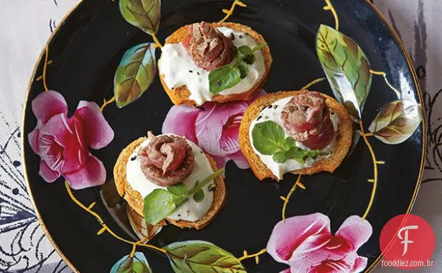 Mordidas de carne rosa com creme de rábano