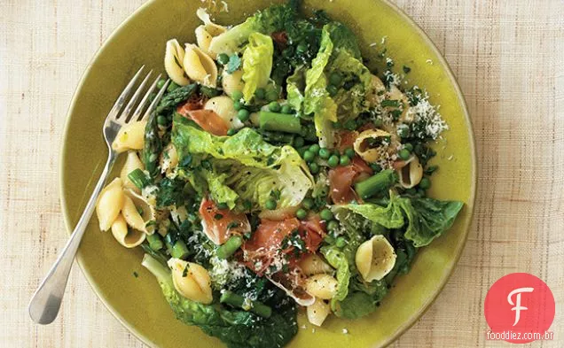 Macarrão com ervilhas, aspargos, alface manteiga e Prosciutto