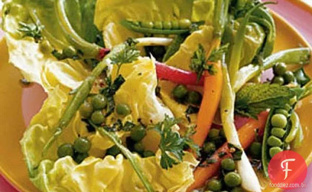 Salada de legumes da primavera com vinagrete de ervilha verde