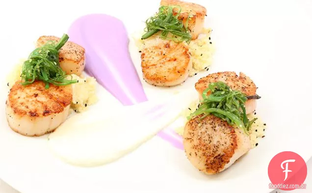 Vieiras do mar salteadas com cuscuz de maçã-gergelim e purês de couve-flor roxa e amarela