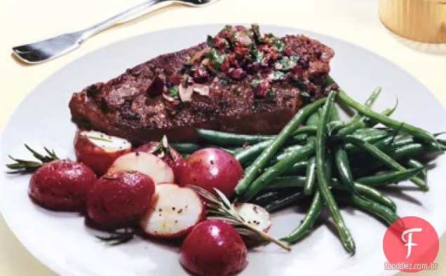 Bifes alimentados com capim com Kalamata-Olive Chimichurri