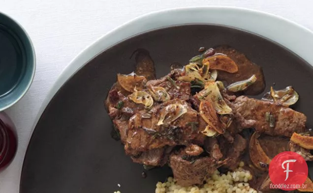 Carne refogada com vinho branco e alecrim