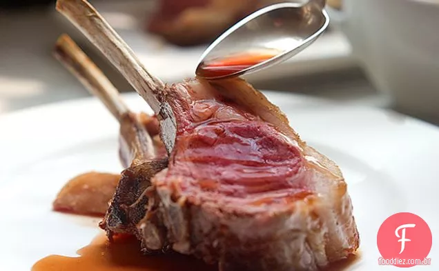 Rack assado de cordeiro com Jus Natural