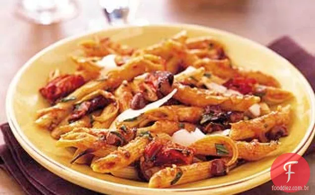 Penne com molho de tomate assado, laranja e azeitonas
