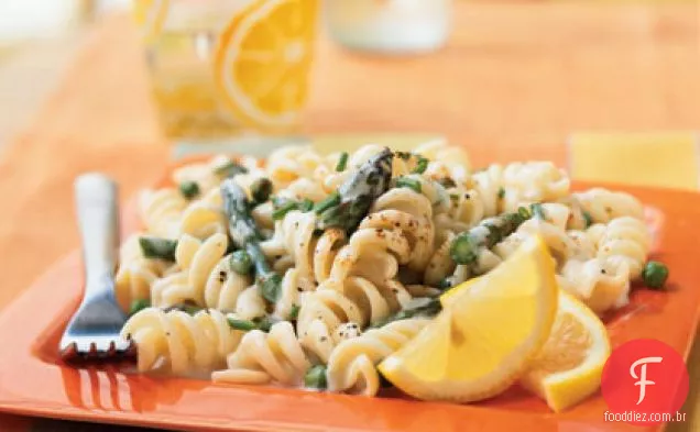 Macarrão com molho de Creme De Limão, aspargos e ervilhas