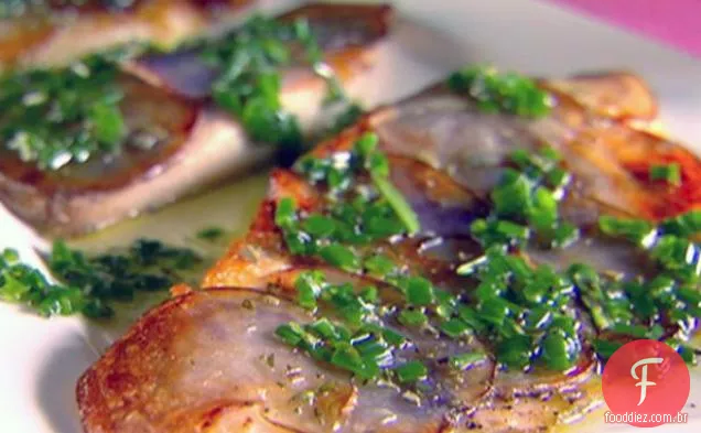 Tilápia com crosta de batata roxa e óleo de alecrim Cebolinha