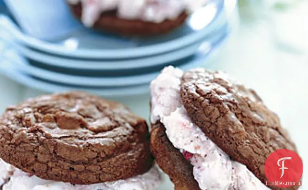 Biscoito de chocolate triplo e sanduíches de Sorvete De Morango