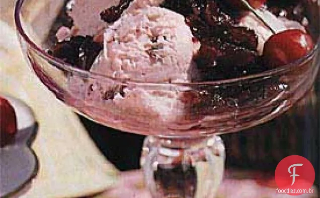 Sorvete de cereja e baunilha com molho de cereja