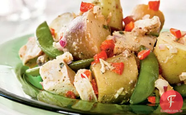 Salada de batata, frango e ervilha fresca